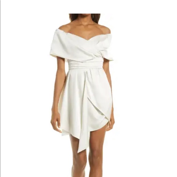 Lulus Dresses & Skirts - Lulu’s asymmetric off the shoulder dress NWT